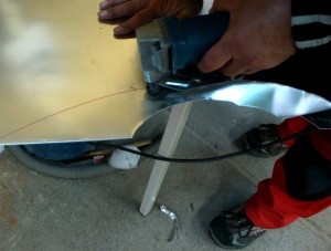 Feinzuschnitt der Blechtafel mit "Knabber" (elektrische Blechschere